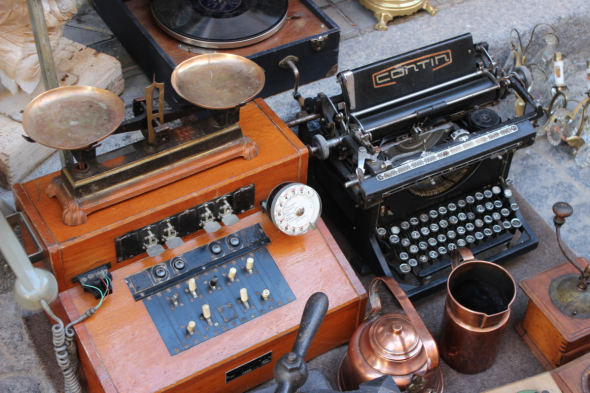 Antigüedades que van desde máquinas de escribir hasta cámaras de fotos, relojes y máquinas de cocer, entre otros.