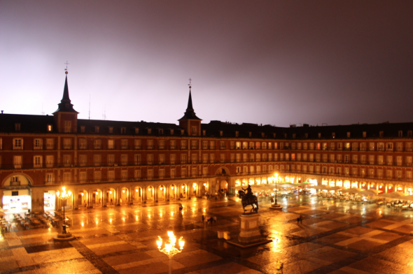 Una vista algo particular de la Plaza Mayor, iluminada de fondo por una tormenta eléctrica.
