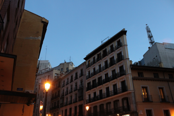 El crepúsculo madrileño en pleno centro y ¿un edificio bidimensional?