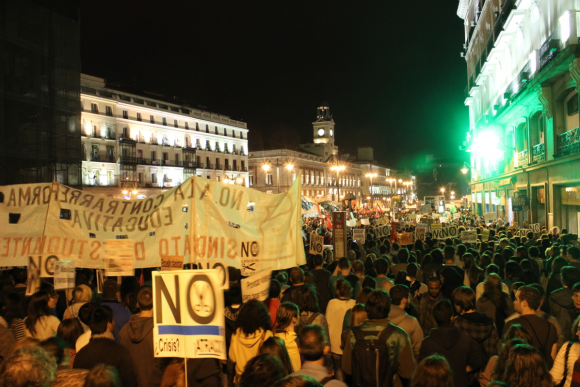 Puerta del Sol, el centro neurálgico de la ciudad, tomado por 3 manifestaciones: estudiantes y estatales contra los recortes y un grupo de la tercera edad repudiando la impunidad frente a los crímenes franquistas.