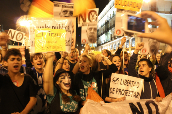 viajoscopio.com - Estudiantes se manifiestan contra el gobiernos en la Puerta del Sol, Madrid, España.