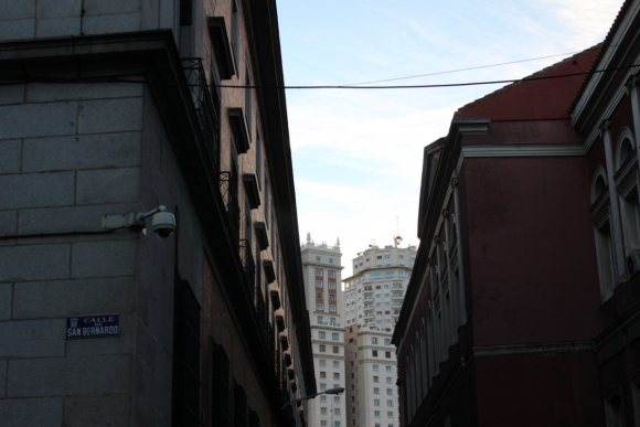 La calle San Bernardo es uno de los accesos principales al barrio de Malasaña.