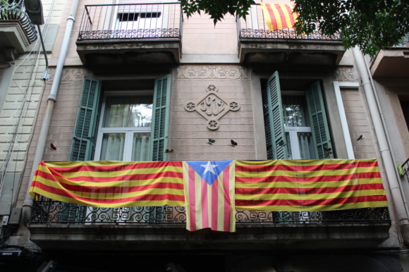 Senyera, la bandera catalana, en sus dos versiones: la que tiene la estrella es la que reclama la independencia.
