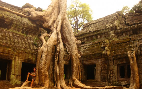 5,5 km al norte de la ciudad de Siem Riep, Camboya, se encuentran los templos religiosos más grandes del mundo: los templos de Angkor. Construidos entre los siglos IX y XV por la versión más próspera del imperio Jemer, y habiendo sido posiblemente el mayor asentamiento pre-industrial de la humanidad con 3.000 km2, hoy sus ruinas de 200 km2 están repletas de chicos camboyanos que dejan de ir al colegio porque pedirle plata a los turistas significa para las familias entradas de dinero muchas veces mayor a la que aportan sus padres. Se pueden visitar alquilando un tuc-tuc o bien en bicicleta, opción altamente recomendable para poder disfrutar de los templos, sus bosques, laberintos, lugareños, monitos y lagos, a piaccere.