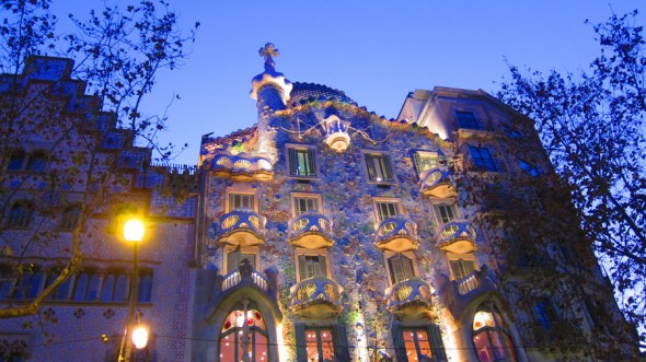 La casa Batlló, una de las genialidades de Gaudí que junto con el Park Güell y otras construcciónes dan a Barcelona un encanto arquitectónico único e irrepetible en otros lados del mundo.