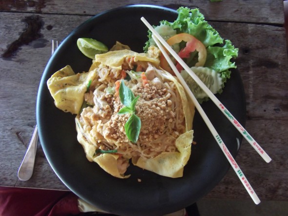 Una presentación de lujo de una de las más típicas comidas tailandesas, el Pad Thai.