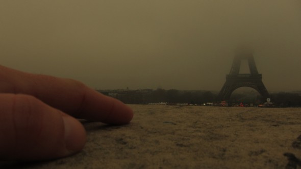 Una vista algo particular de la Torre Eiffel en el crudo invierno parisino.
