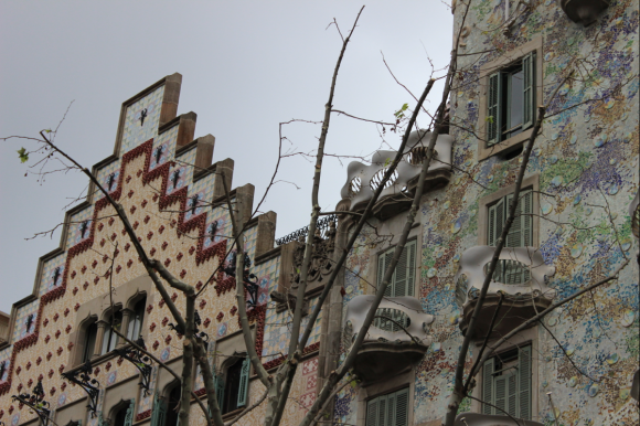 A la derecha, parte de la fachada de la casa Batlló, una de las creaciones de Gaudí.