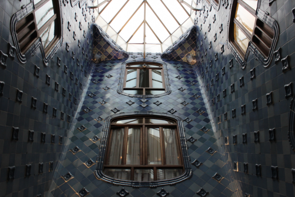 En el patio interior Gaudí decidió oscurecer los azulejos a medida que se acercaban al techo, tanto como reducir el tamaño de las ventas. Esto tiene que ver con la intensidad de la luz según la altura, y con ello se logra, una continuidad cromática en el primer caso y una luminosidad homogénea en el segundo.