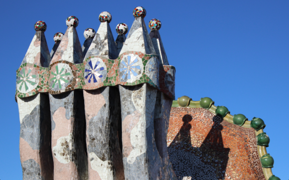 Gaudí utilizó las coronas para hacer que las chimeneas de la casa fueran lindas y funcionales, permitiendo que el humo saliera incluso días de lluvia.
