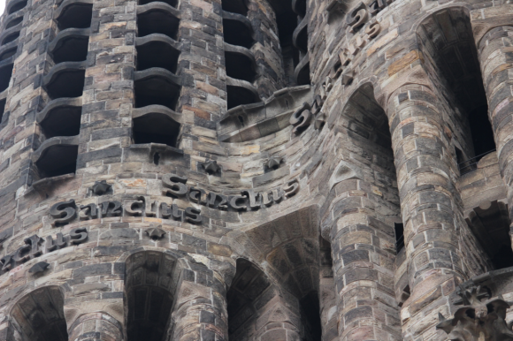 Inscripciones en las torres de la fachada del nacimiento. Los orificios en las parades de las mismas están pensados para que el agua no entre y también en función de la acústica de los campanarios.