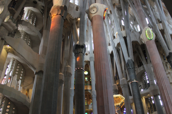 En Park Güell Gaudí ya había utilizado las columnas inclinadas.