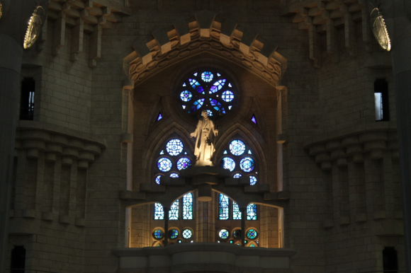 Gaudí creía que en una basílica no tenía que haber ni mucha ni poca luz, y como resultado de sus estudios se consigue una armonía espectacurlar.