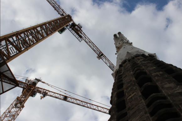 Trabajos de construcción en una de las torres dedicadas a los apóstoles en la fachada del nacimiento.