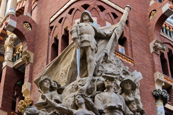 La figura de San Jorge como mascarón de proa.