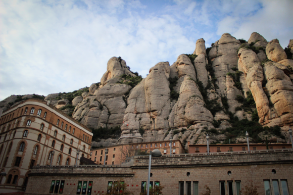 A 50 km al noroeste de Barcelona, el macizo de Montserrat es considerada la montaña más importante y significativa de Catalunya. El nombre significa "Monte Cerrado" y viene de que si se lo mira desde el cielo, pareciera como si alguien hubiese querido cerrarlo con un cierre.