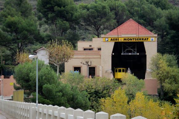Para llegar al Montserrat hay que tomar tren y teleférico o funicular, o tren y caminata.