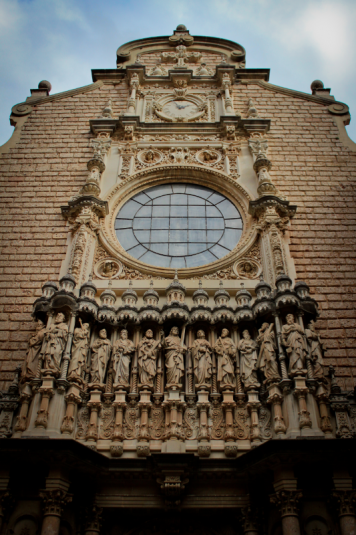 Los 12 apóstoles y Jesús en la fachada principal a la basílica del monasterio.