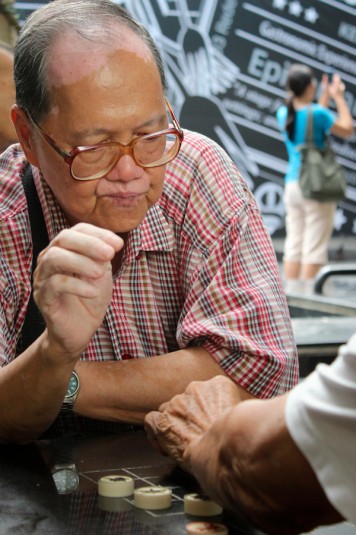 viajoscopio.com - SINGAPUR - Una comisión de jubilados singapurenses juega a las damas -230