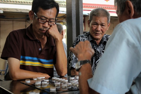 viajoscopio.com - SINGAPUR - Una comisión de jubilados singapurenses juega a las damas - 241