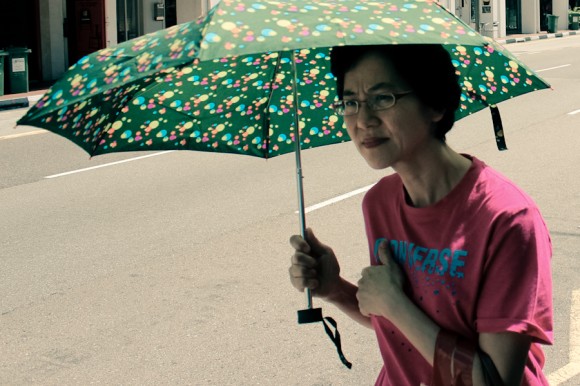 viajoscopio.com - Singapur - Mujeres con paraguas bajo el sol - 4
