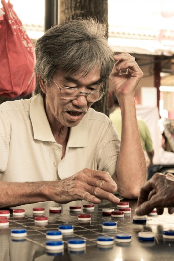 Una tarde me encontré con un grupo de jubilados que se junta en el barrio chino a jugar a las damas y, aunque está prohibido, apuesta para ponerle picante.
