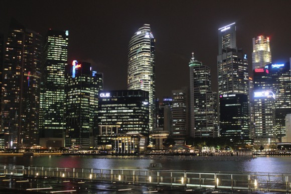 viajoscopio.com - Singapur - Rascacielos por la noche en el centro de la ciudad-estado