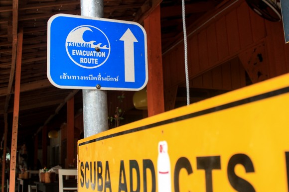 Las rutas de escape en caso de tsunami están indicadas en las callecitas del pueblo.