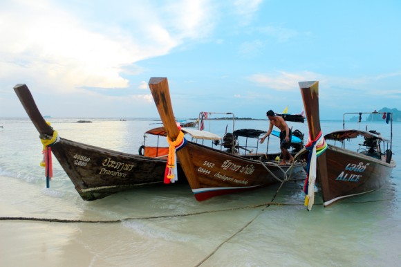 Los lugareños pasaron de ser pescadores a manejar canoas de cola larga en las que pasean los turistas.