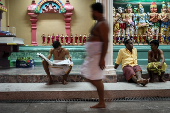 La vida cotidiana también adentro del Sri Mahamariamman Temple.