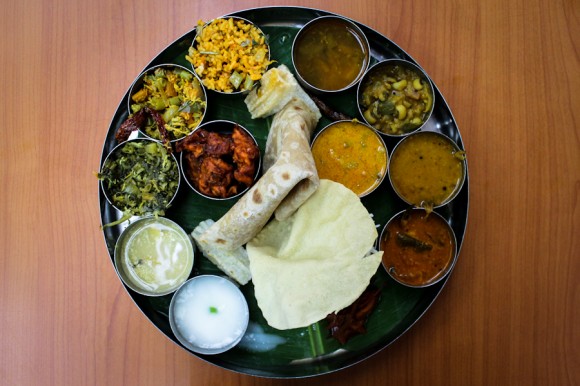 Un tali que comí en Little India. Incluye varios platitos con diferentes salsas, arroz, pan y agua, y es tenedor libre. ¿Cuánto? U$S3.