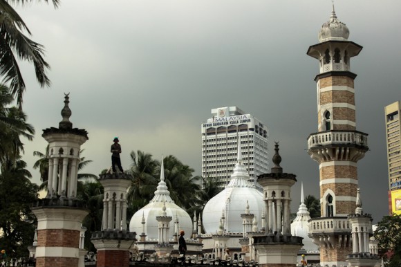 En estos momentos la mezquita está en plena remodelación, así que no pude entrar. Se ubica justo en la unión de los ríos que dan su nombre a Kuala Lumpur.