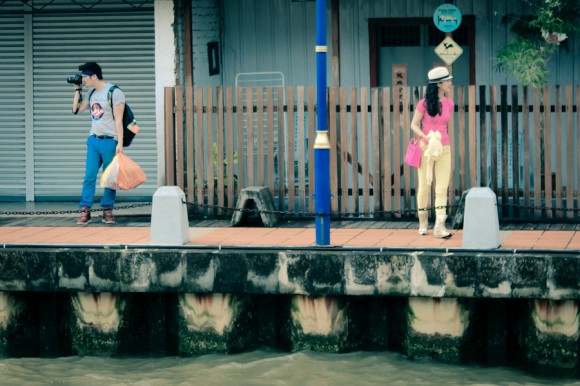 Una pareja pasea por la orilla del Melaka River.