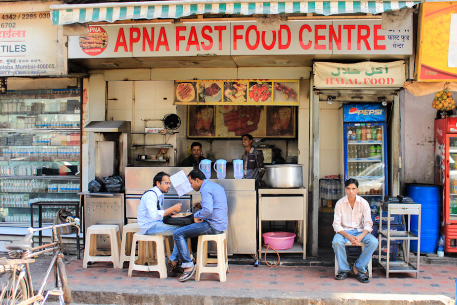 Puestos callejeros para comer en la zona de Colaba. Sentarse en un restaurante al paso puede salir alrededor de U$S3.