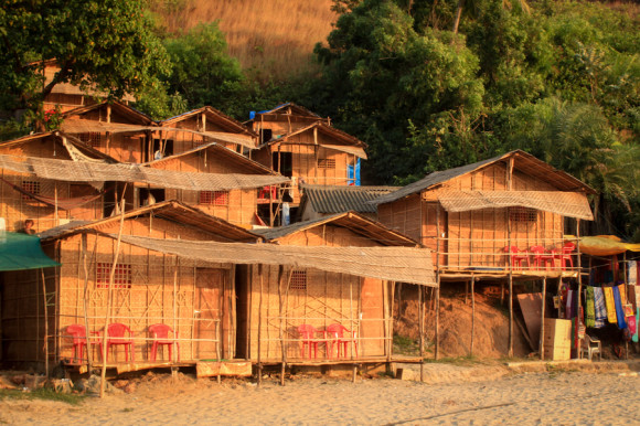 Los bungalows de bamboo para dos personas con baño adentro y ducha de agua fría salen de 500 rupias para arriba (a regatear).