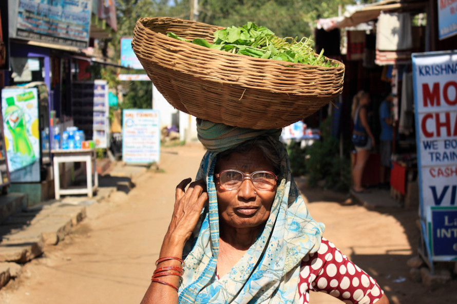 viajoscopio.com - Hampi, India - Woman carrying fruits with her head