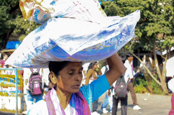 viajoscopio.com - Mumbai, Bombay, India - Local people, woman head transport, mujer transporta con la cabeza.