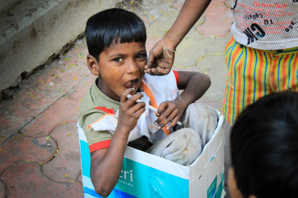 viajoscopio.com - Mumbai, Bombay, India - Local people, kid box, nene caja.