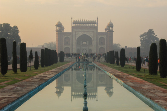 Dentro del complejo del Taj Mahal, los turistas se amontonan en una de las cabeceras y con la puerta Sur de fondo para sacar la típica foto del monumento reflejado en el espejo de agua.