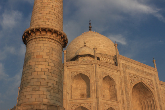 De inspiración romántica y arquitectura mogola (india, persa, islámica y turca), se calcula que el Taj costó unos 500 millones de dólares estadounidenses.