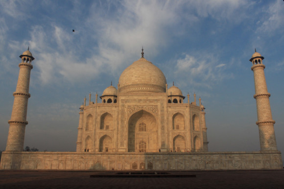 El sol de la mañana pega en la cara Este del Taj.
