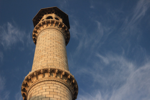 Los cuatro minaretes fueron construidos inclinados hacia afuera para que en caso de derrumbe no dañen el mausoleo principal.