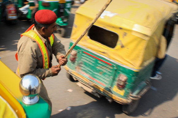 Y los uniformados les pegan de a palazos a los rickshaws para que sigan avanzando.