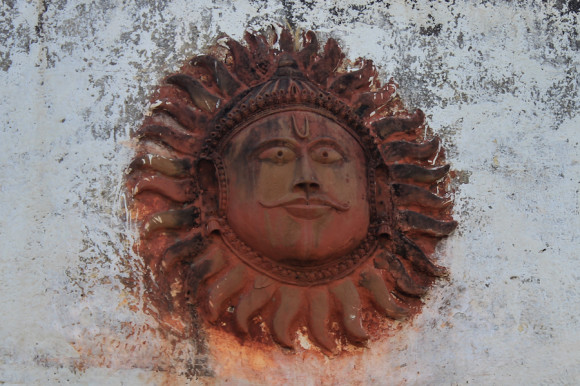 El sol bigotudo, estampado en una de las paredes del patio central, indica que este edificio pertenece a miembros de la casta Rashput.