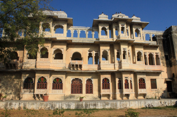 La fachada principal del Ravla Khempur.