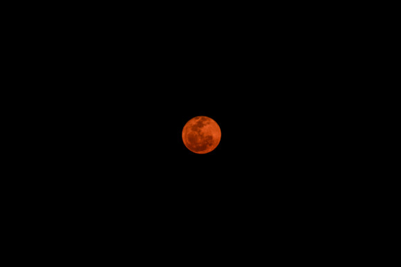 Y la luna asomando rosa por el lado contrario.