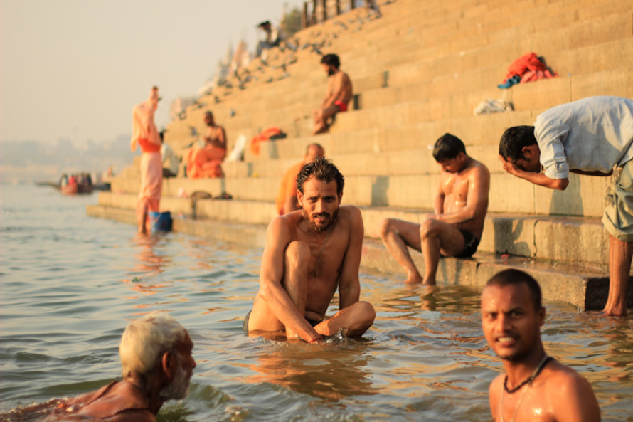 Todo hinduista debería bañarse aunque sea una vez en su vida en las aguas de Varanasi. 