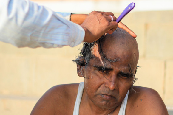 El afeitado completo se puede conseguir en calles y ghats.