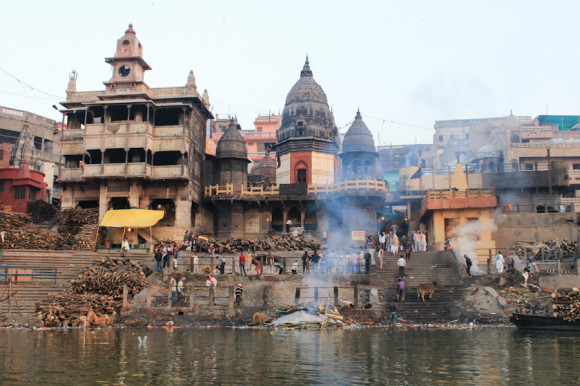 El ghat principal de cremaciones trabaja las 24 hs.