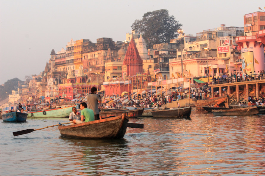 Varanasi, colorida, desde el agua.